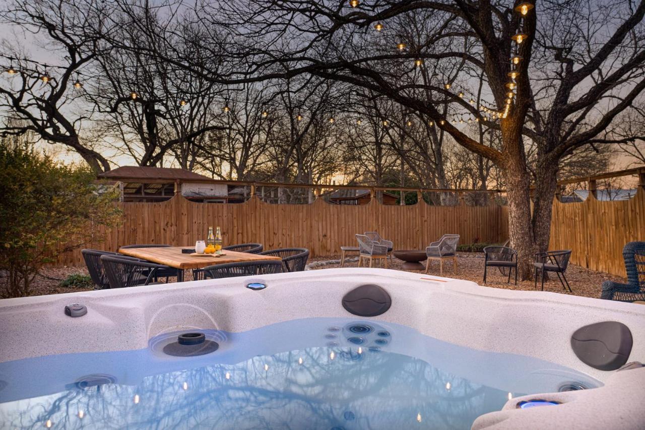 The Mint Julep pet friendly hot tub sleeps 8 in Fredericksburg, United States