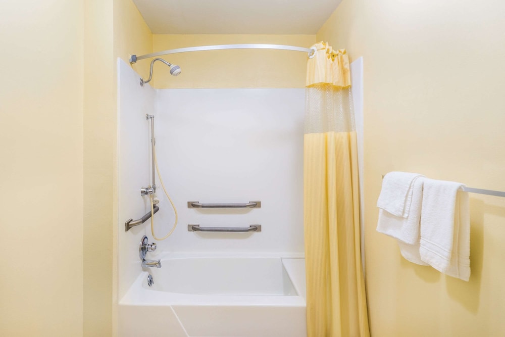 Days Inn by Wyndham Statesville - photo 10