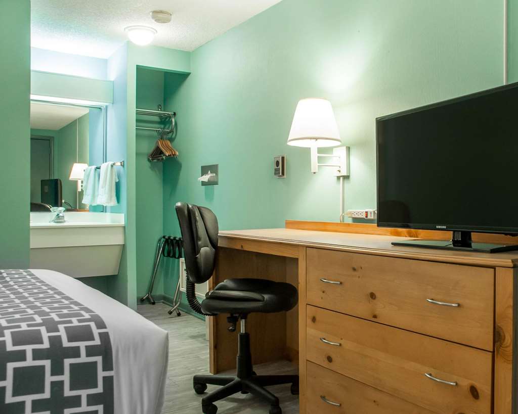 Econo Lodge South - photo 8