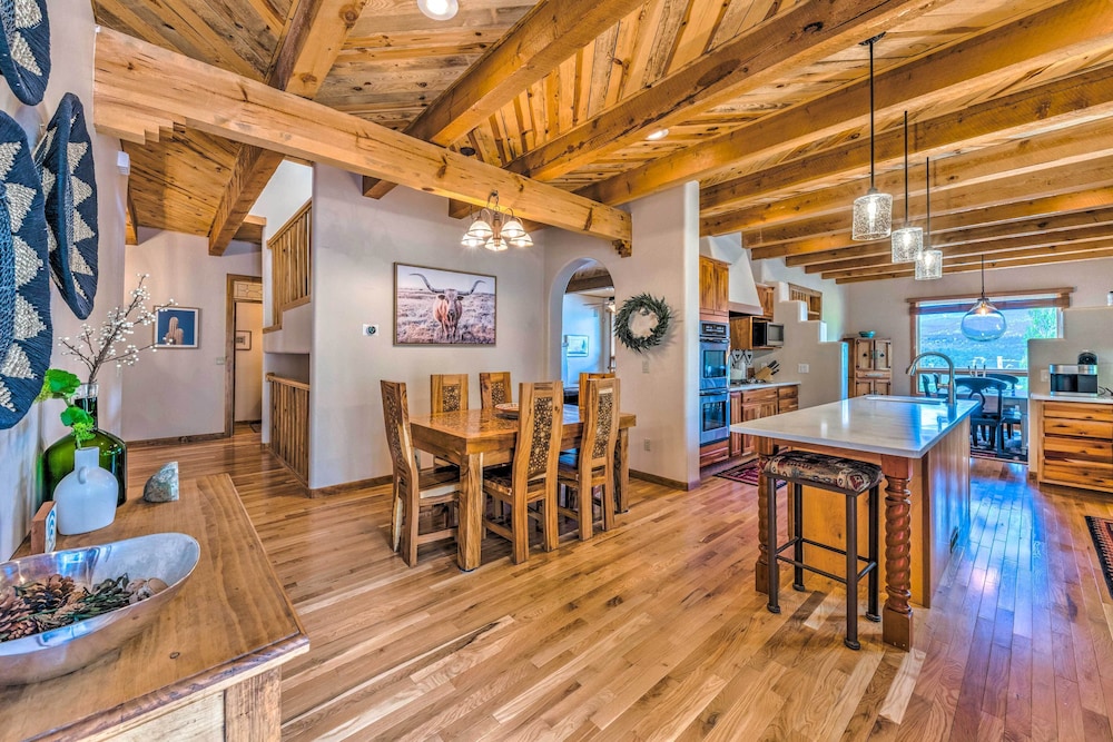 Luxe Ruidoso Home with Hot Tub and Mountain Views — 4-Star Luxury Hotel in Ruidoso, United States