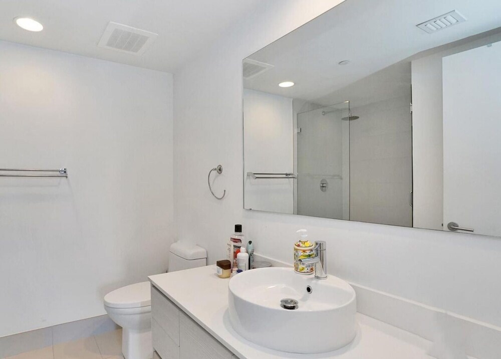 Incredible Bay View 3 Bed Private Floor Apt 1101 BW Resort Miami FL - photo 7