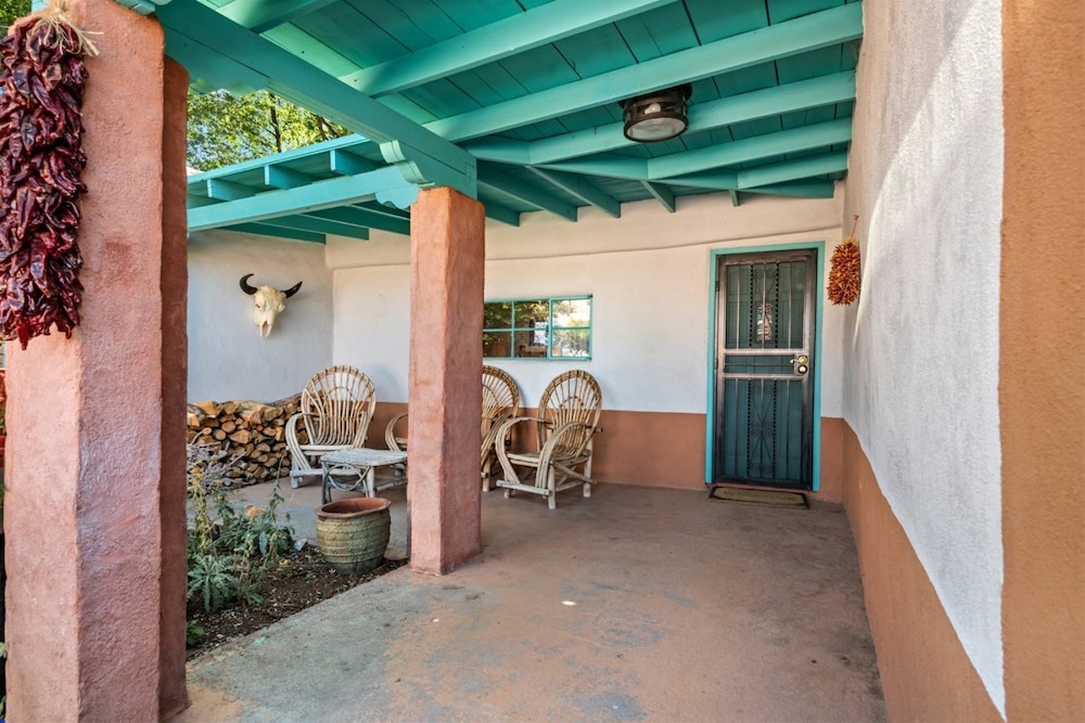 Amor Historic Adobe in the Heart of The Railyard and Downtown Santa Fe Hot Tub - photo 21