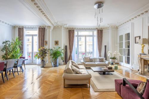 Prestigious Appartement Trocadero — 5-Star Luxury Hotel in Paris, France