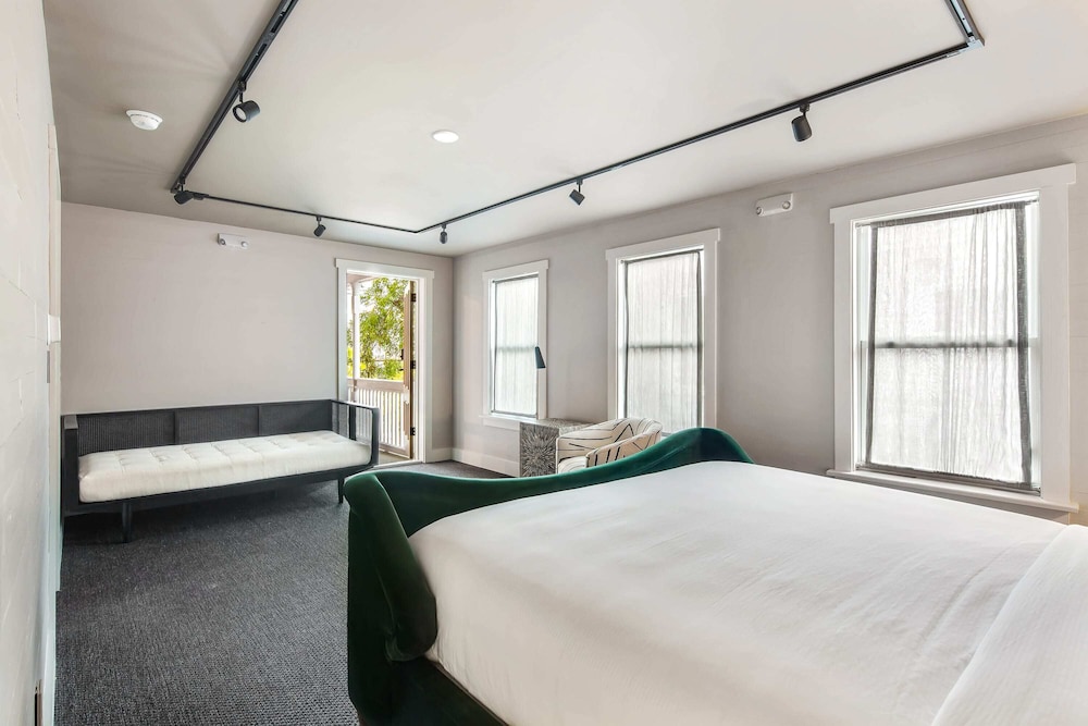 The Grand Maloney Hotel - photo 12