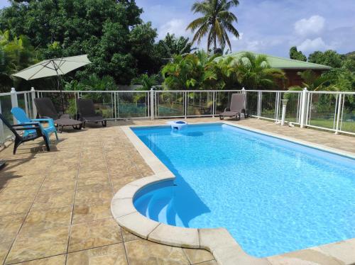 Le tri Haut de Bellevue Bungalow Manguier — 4-Star Luxury Hotel in Pointe-Noire, Guadeloupe