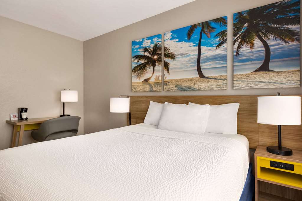 Days Inn by Wyndham Miami Airport North - photo 24