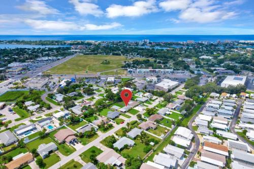 Quiet Cottage Walk to Siesta Key Relax Or WORK — 4-Star Luxury Hotel in Sarasota, United States