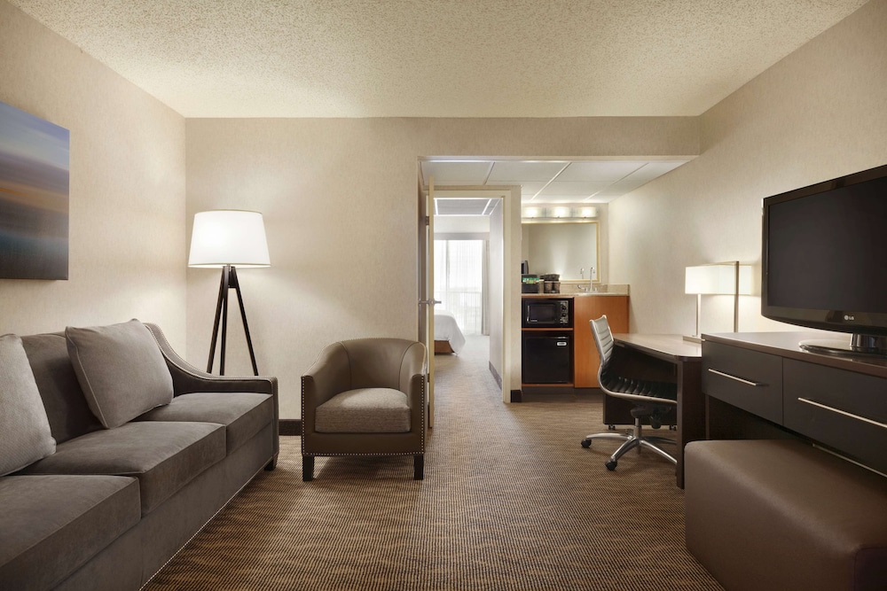 Embassy Suites by Hilton Oklahoma City Will Rogers Airport - photo 13
