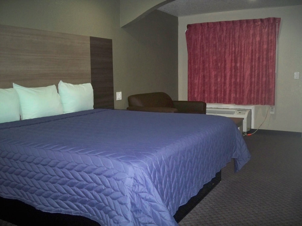 Scottish Inn & Suites - photo 25