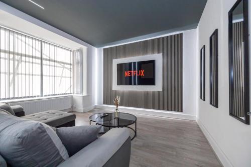 Modern Cozy Home Cinema & Games Room Sleeps 8 — 4-Star Luxury Hotel in Bolton, United Kingdom