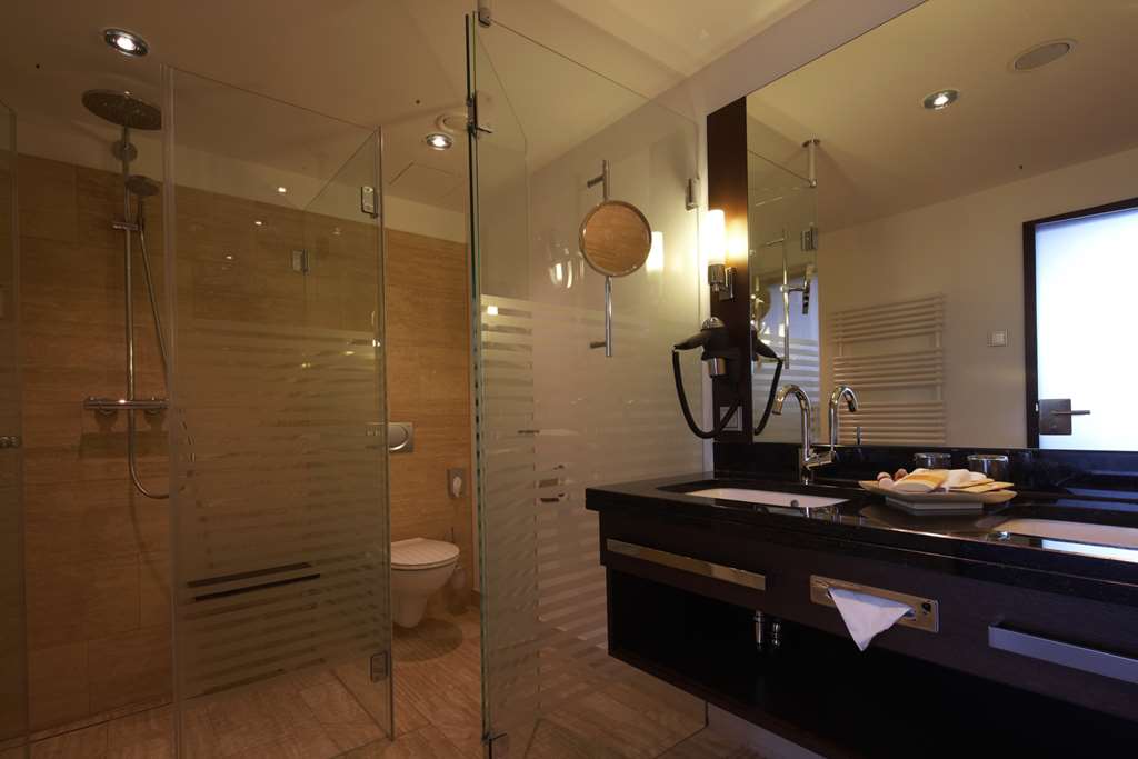 Steigenberger Graf Zeppelin, Stuttgart, Germany - Executive Junior Suite bathroom