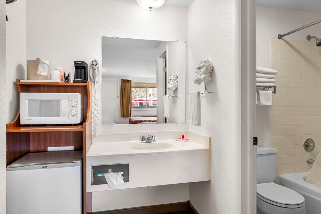 Econo Lodge Miles City I 94 - photo 16