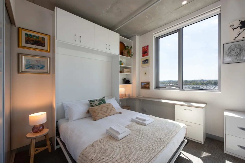 Brunswick Retreat 5th Floor 1 bed Unit w Parking — 4-Star Luxury Hotel in Brunswick, Australia