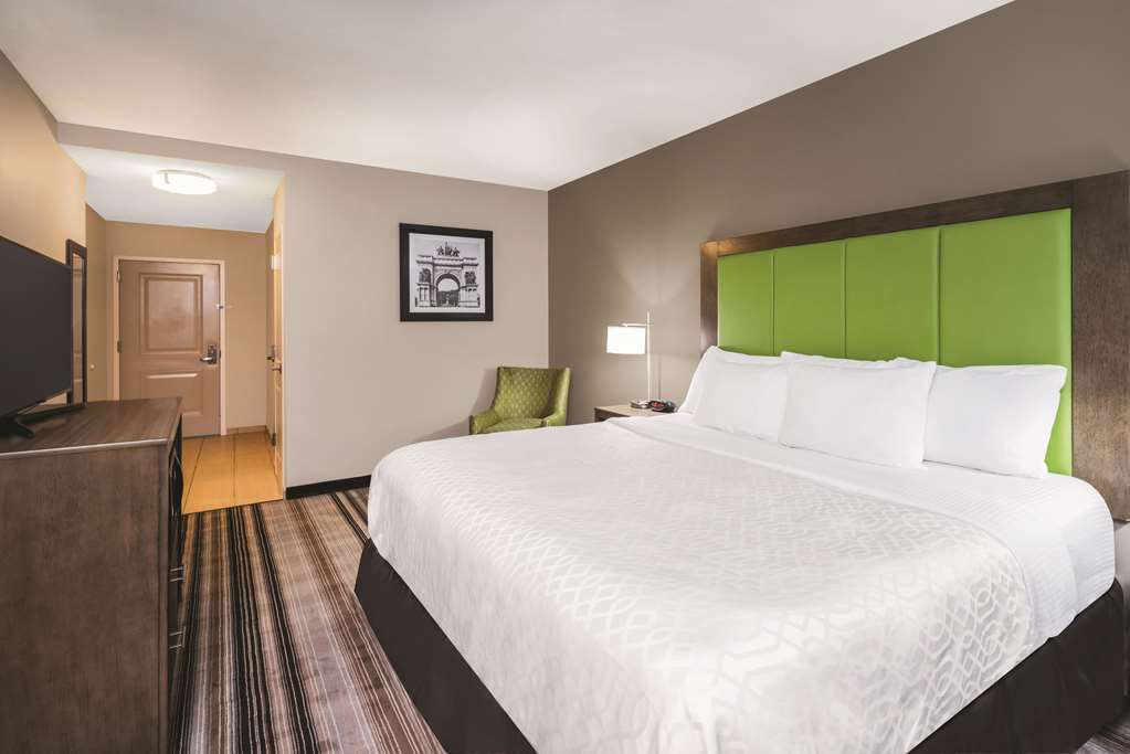 La Quinta Inn & Suites by Wyndham Brooklyn Central - photo 20