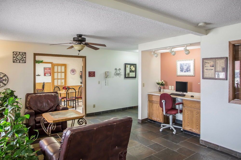 Econo Lodge Inn and Suites Dubuque - photo 10