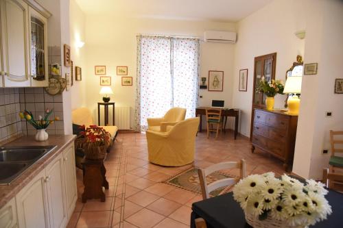 Casa Anita Centro Storico con vista mare — 4-Star Luxury Hotel in La Maddalena, Italy