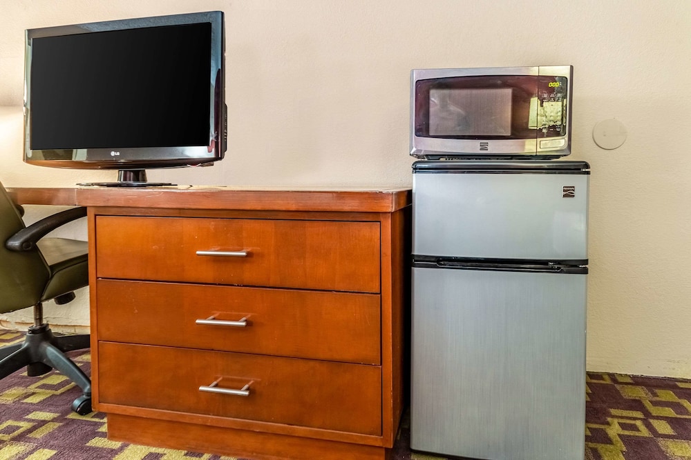 Econo Lodge - photo 10