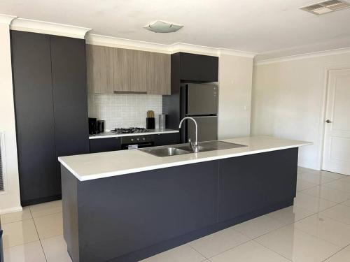 Urban 3BR Oasis: Style & Comfort in Wagga Wagga, Australia