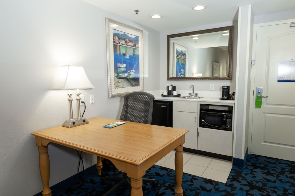 Hampton Inn & Suites Jacksonville Deerwood Park - photo 28