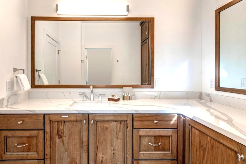 Red Pine Free Door to Ski shuttle Near Cabriolet at Canyons and Village Common hot tub Pool Tennis Gas Fireplace RPT 14t by KBM - photo 15