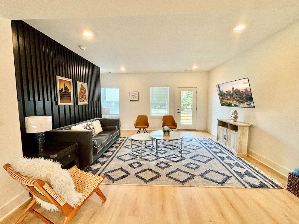 5 Min to Broadway Game & Ping Pong Parking — 4-Star Luxury Hotel in Nashville, United States