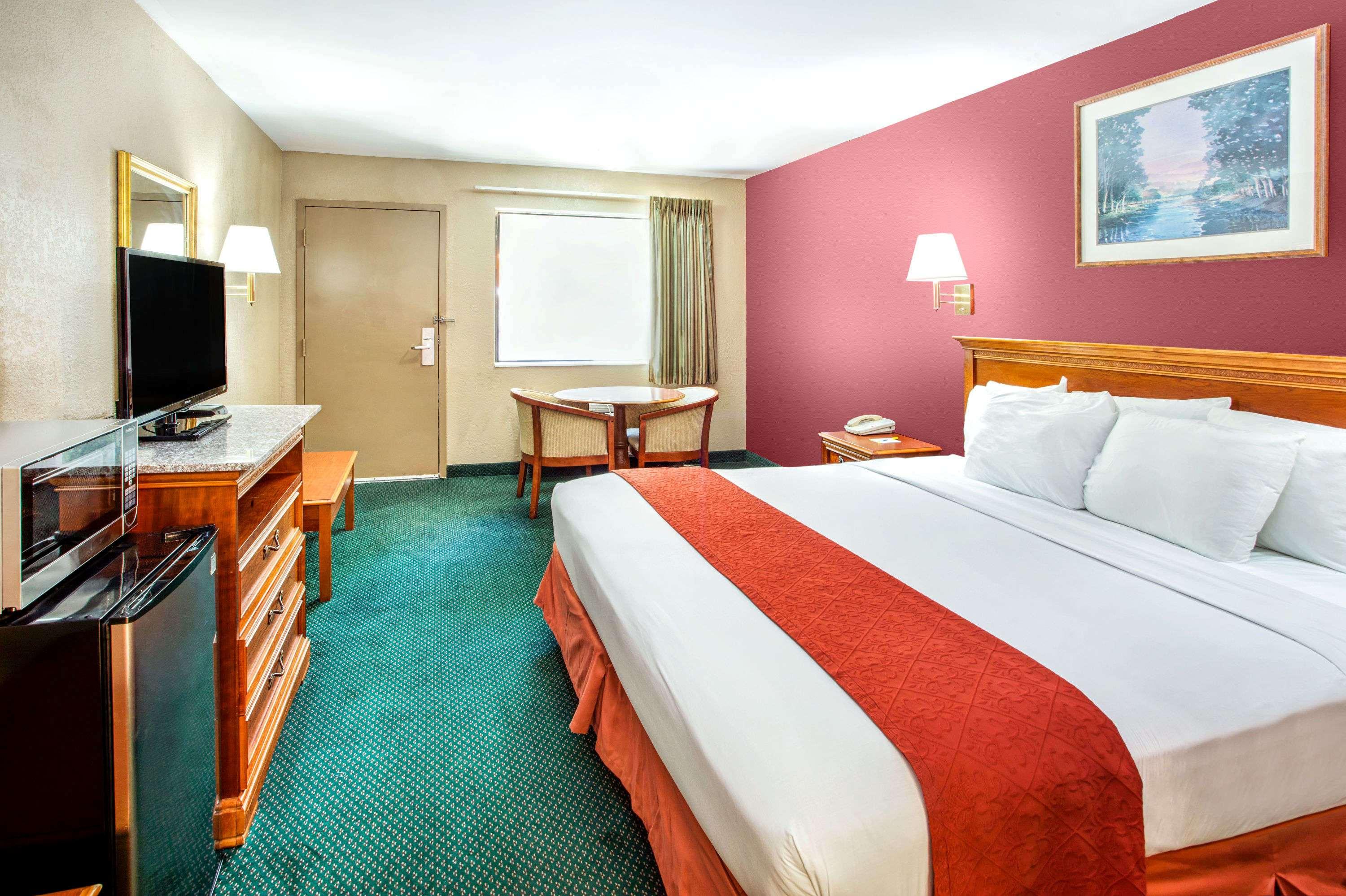 Days Inn by Wyndham Kennesaw - photo 6