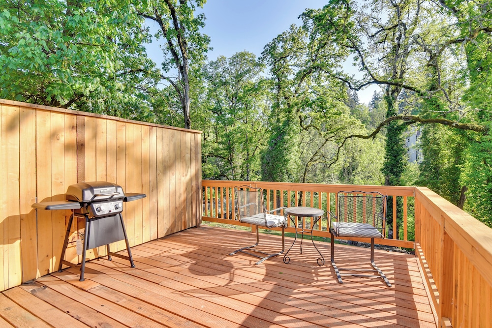 Walk to Dtwn Milwaukie: Family Gem w Creek Access — 4-Star Luxury Hotel in Milwaukie, United States
