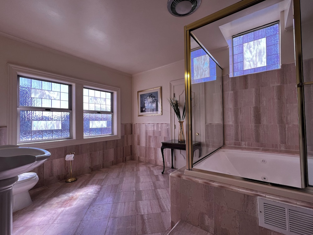 The Sterling Hotel - photo 30