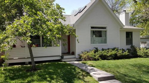 Intown Contemporary Prime Street Fenced Yard Bright And Open Concept Design in Bozeman, United States
