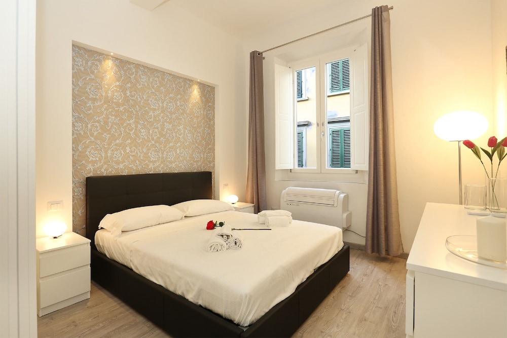 Cristina Suite — 4-Star Luxury Hotel in Florence, Italy