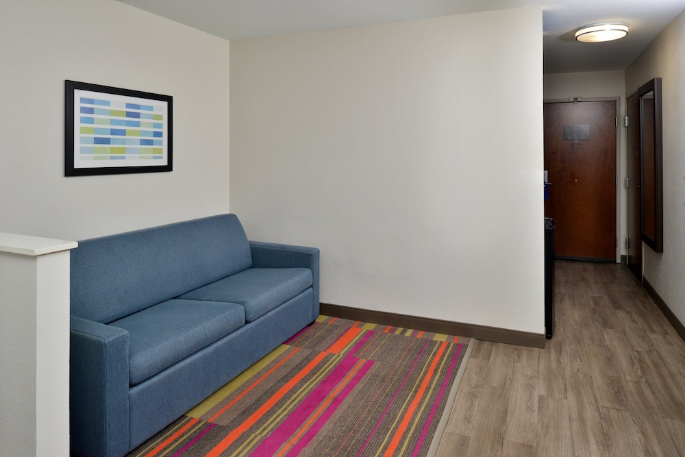Holiday Inn Express & Suites Carthage by IHG - photo 34