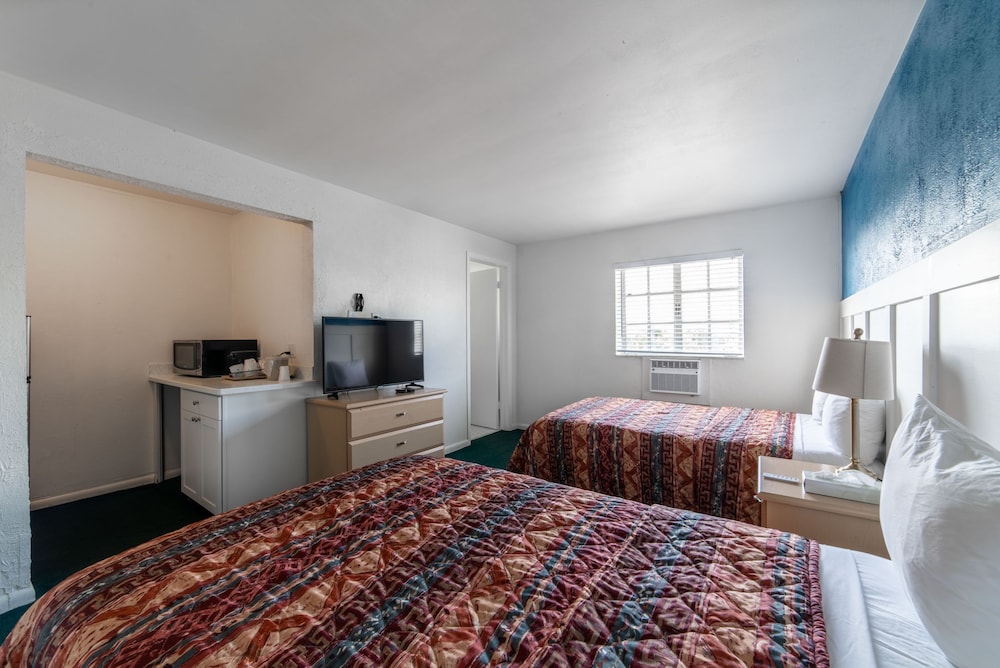 Captain's Table Hotel - photo 100
