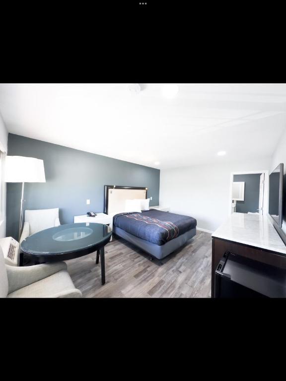 Courtesy Inn And Suites - photo 18
