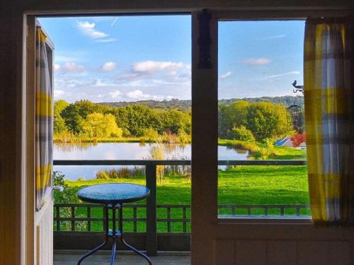 Idyllic Shepherds Hut glorious views to South Downs 'Perch' — hotel in Uckfield