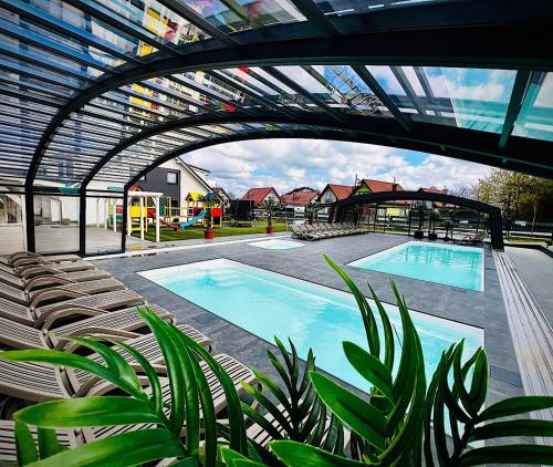 Domki Kotwica PARK Władysławowo 3 Podgrzewane Baseny pod Kopułą — 4-Star Luxury Hotel in Wladyslawowo, Poland