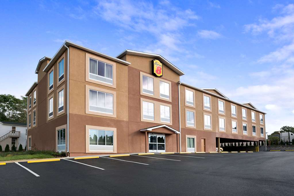 Super 8 by Wyndham Hershey Chocolate Avenue - carbon neutral hotel in Hershey