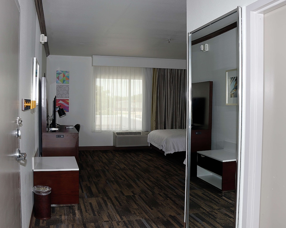 Hampton Inn & Suites Stephenville - photo 12