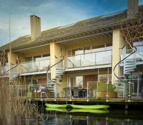 Eider Cottage Lower Mill Estate Lakeside Escape with Spa Access — 4-Star Luxury Hotel in Cirencester, United Kingdom