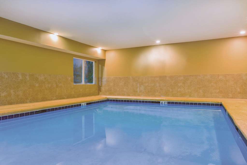 La Quinta Inn & Suites by Wyndham Atlanta Union City - photo 11
