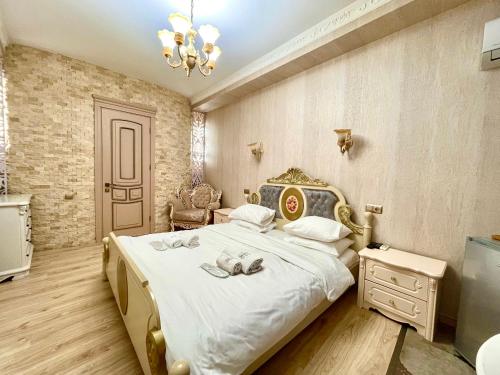 34 Silver Rooms