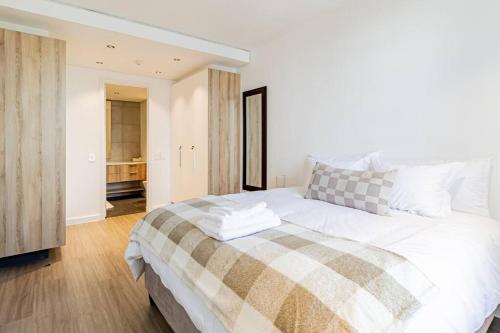 1 bed flat with Mountain view