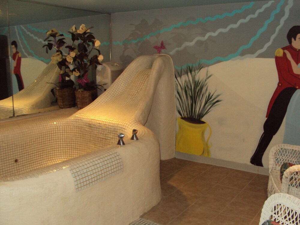 Red Carpet Inn And Fantasuite Hotel - photo 45