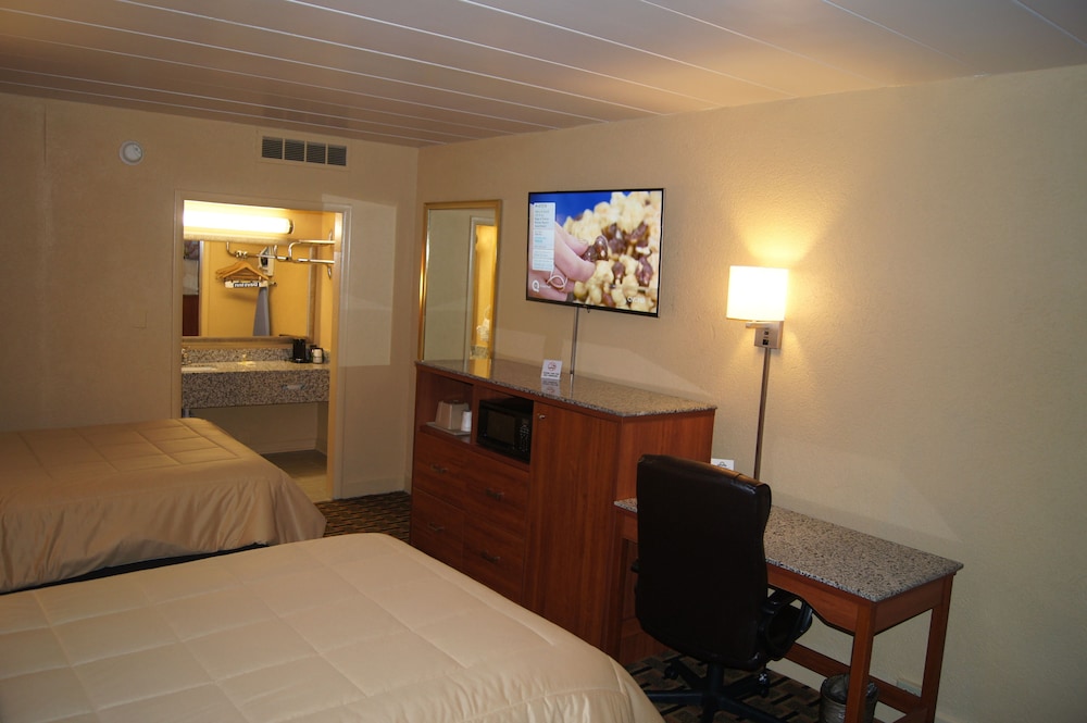 Days Inn by Wyndham Durham Near Duke University - photo 14