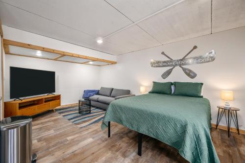 Modern Studio Winter Wonderland Close to LP5 Trail in Traverse City, United States