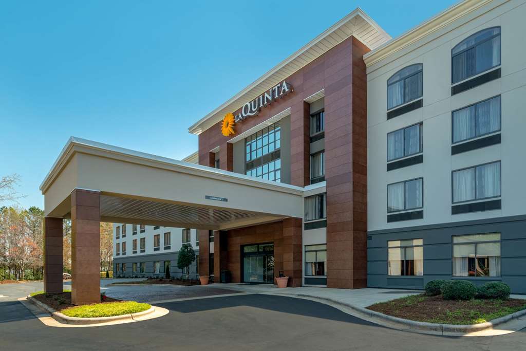 La Quinta Inn & Suites by Wyndham Raleigh Downtown North - photo 2