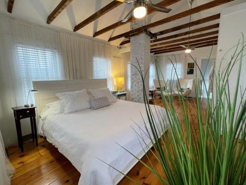 Magical Little Home in Historic District I Parking I Rustic Luxury I Outdoor Seating — 4-Star Luxury Hotel in Marblehead, United States