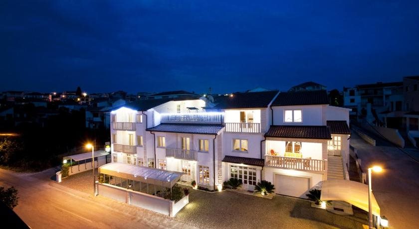 Villa Kruna Grada — 4-Star Luxury Hotel in Okrug Gornji, Croatia