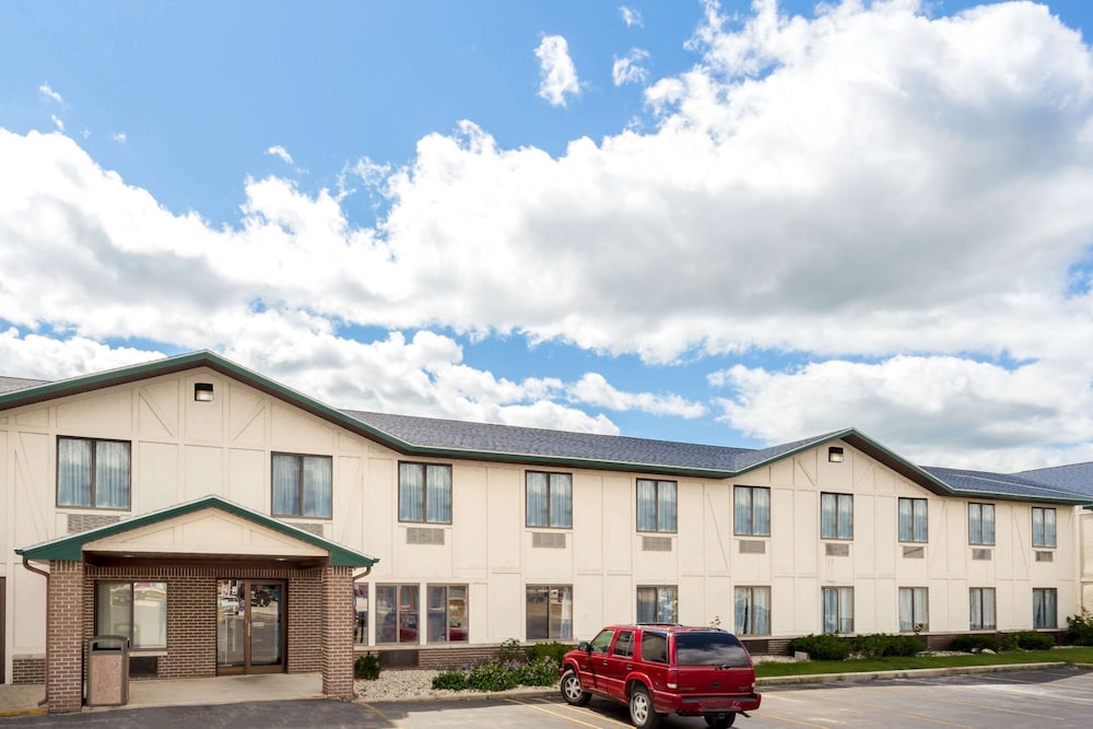 Delavan Inn and Suites - photo 4