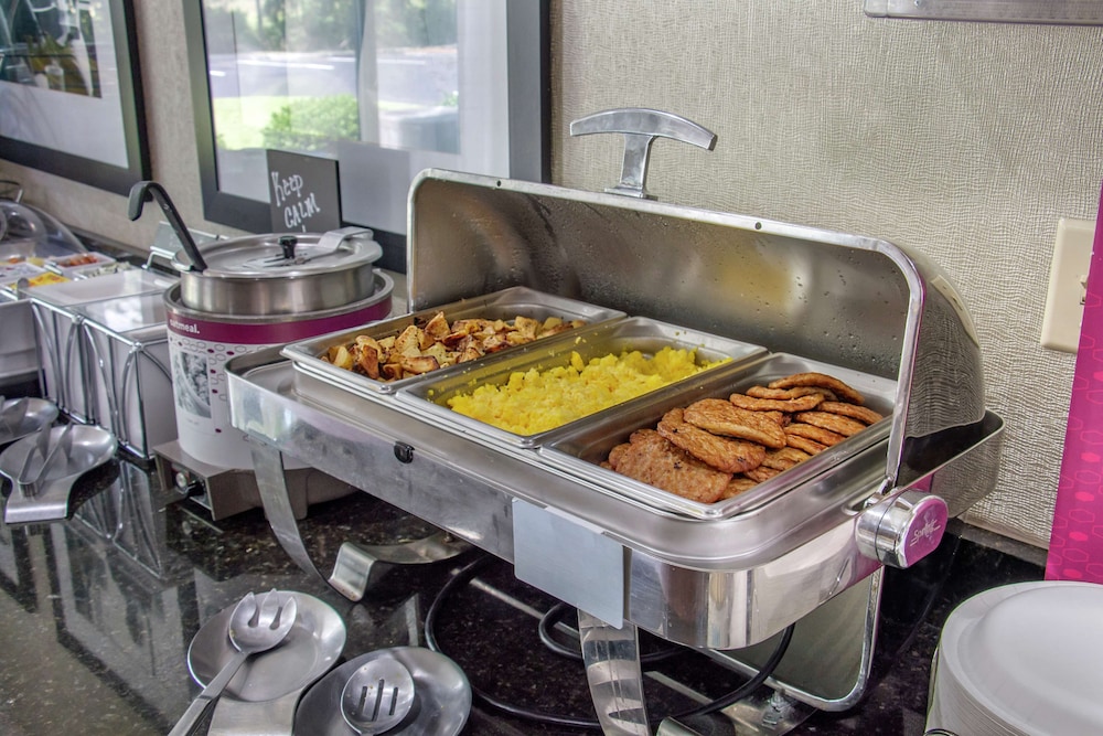 Hampton Inn Adel - photo 19