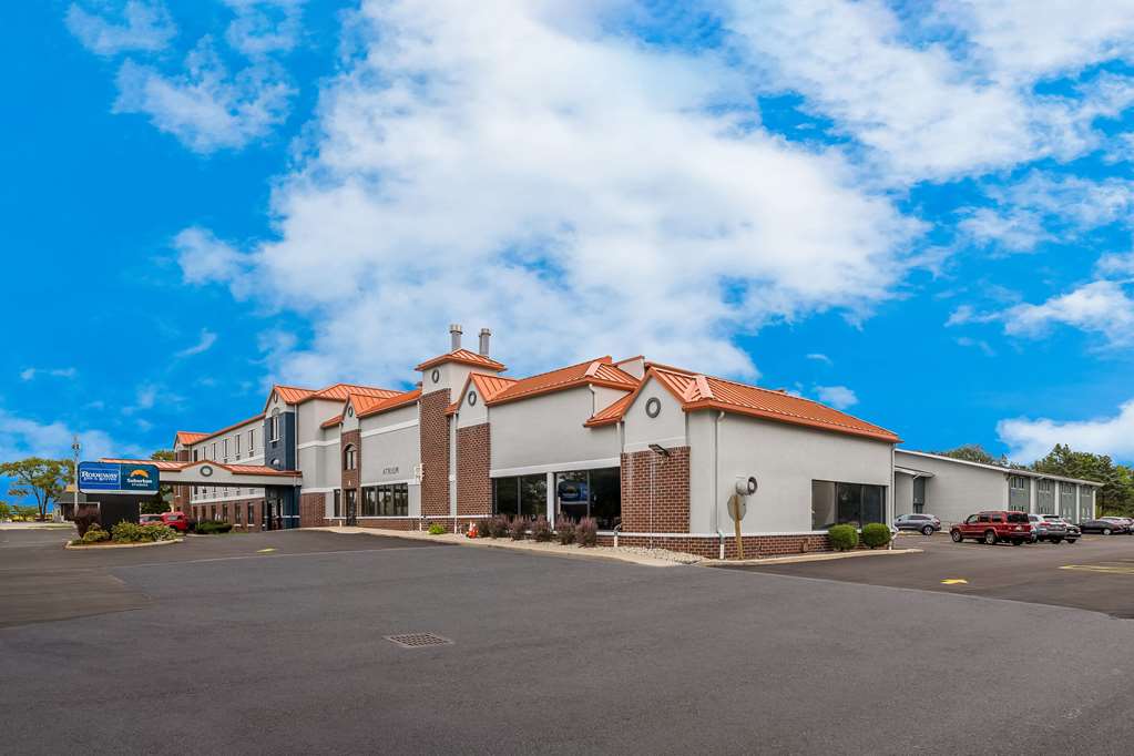 Suburban Studios Milwaukee Airport - photo 4